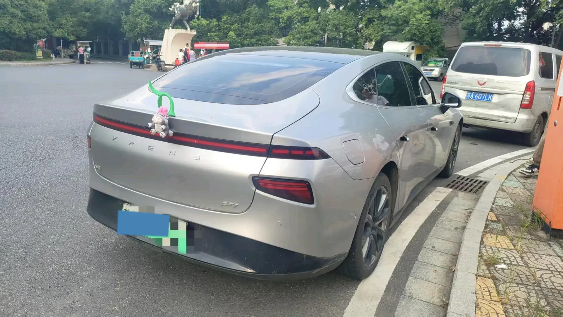 2022 XPENG P7 thumbnail 2