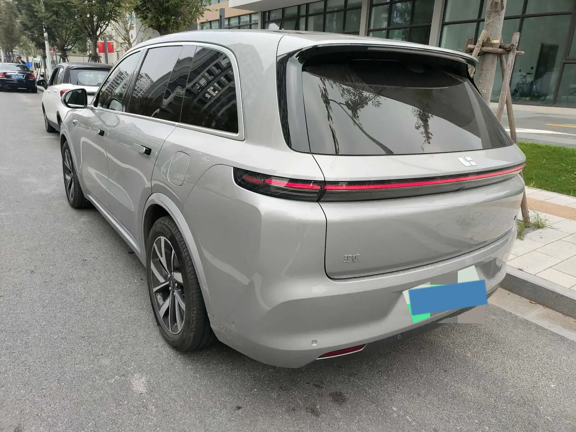 2023 LI L8 thumbnail 4