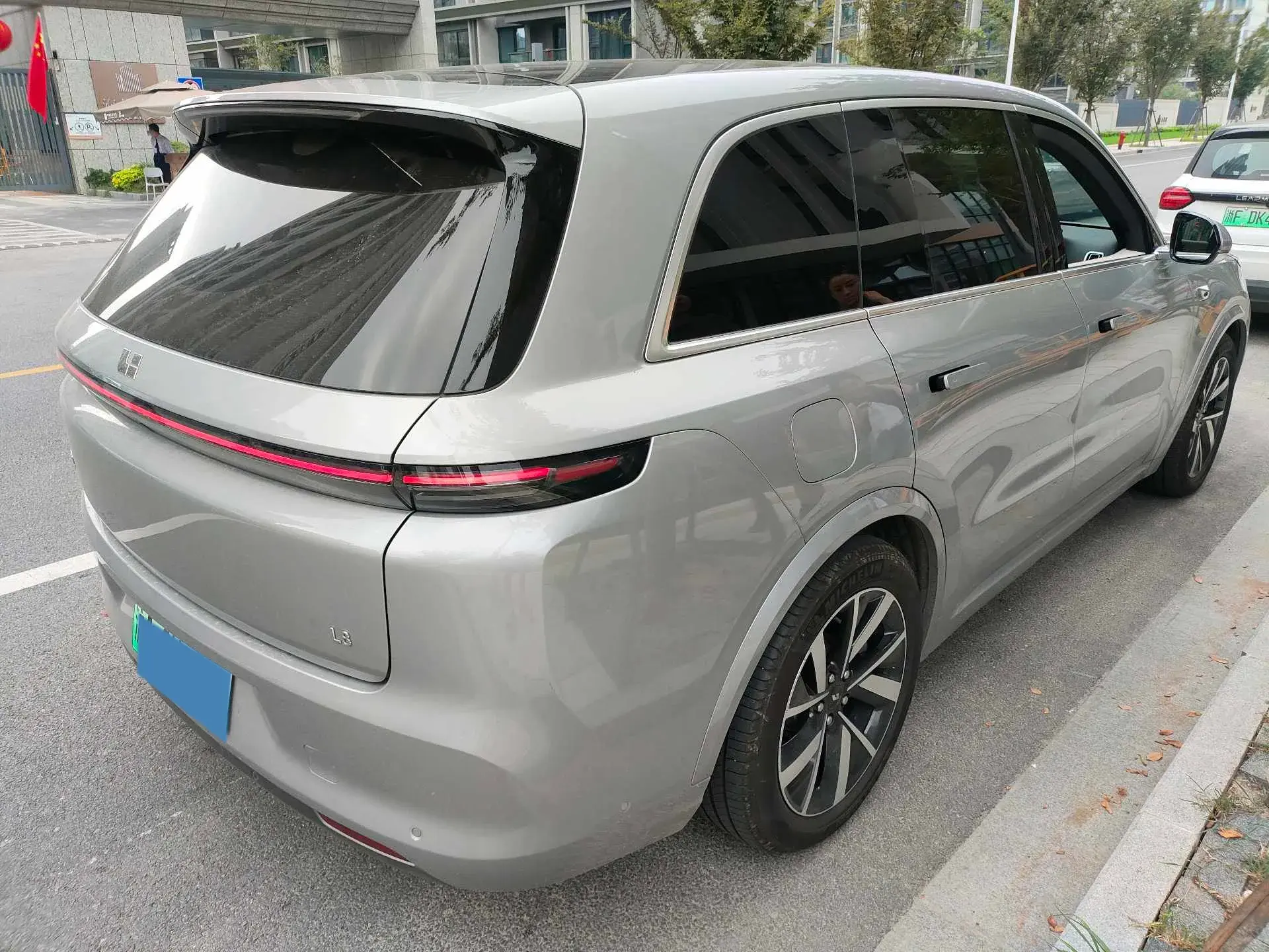 2023 LI L8 thumbnail 3