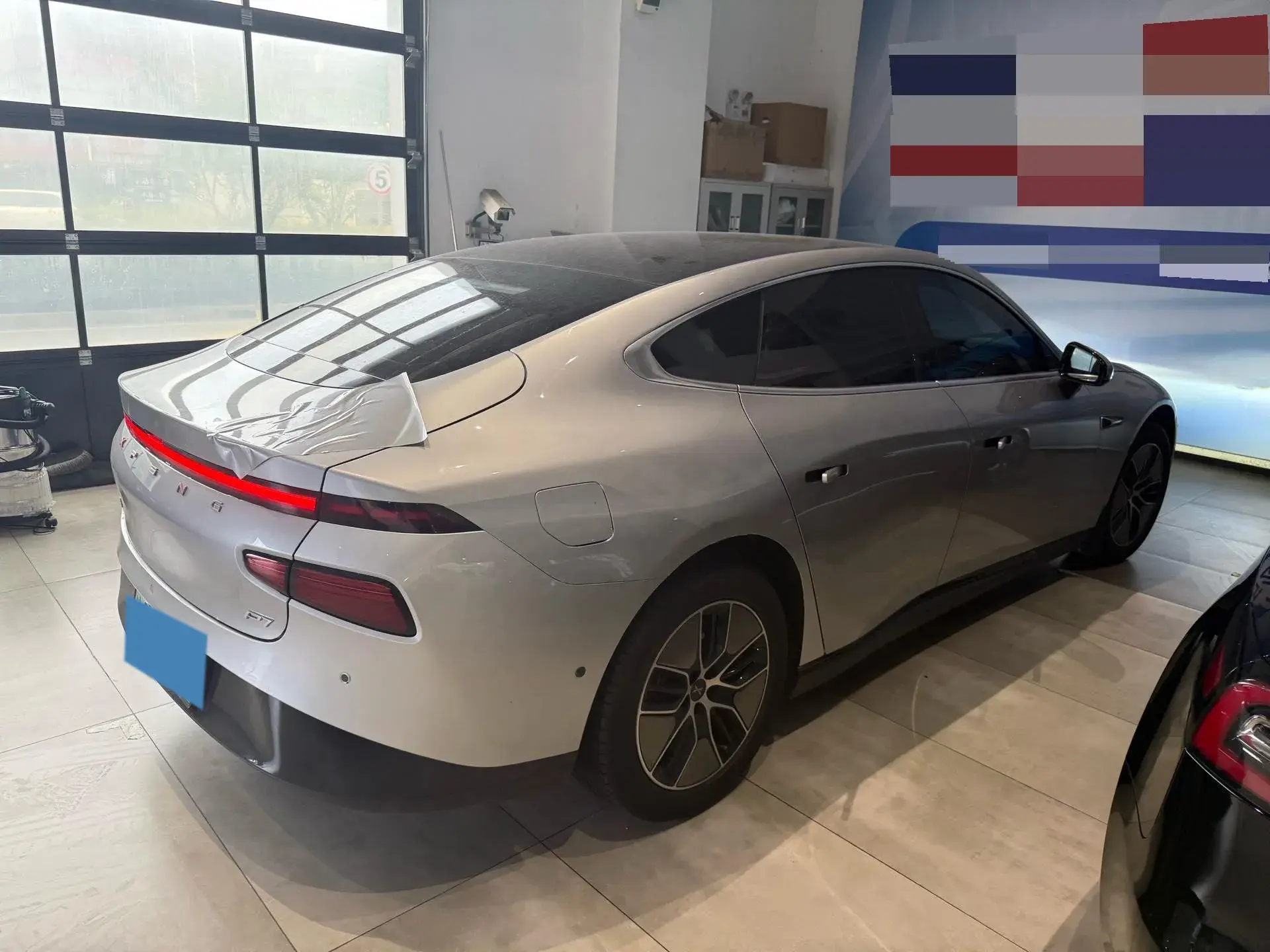 2023 XPENG P7 thumbnail 2