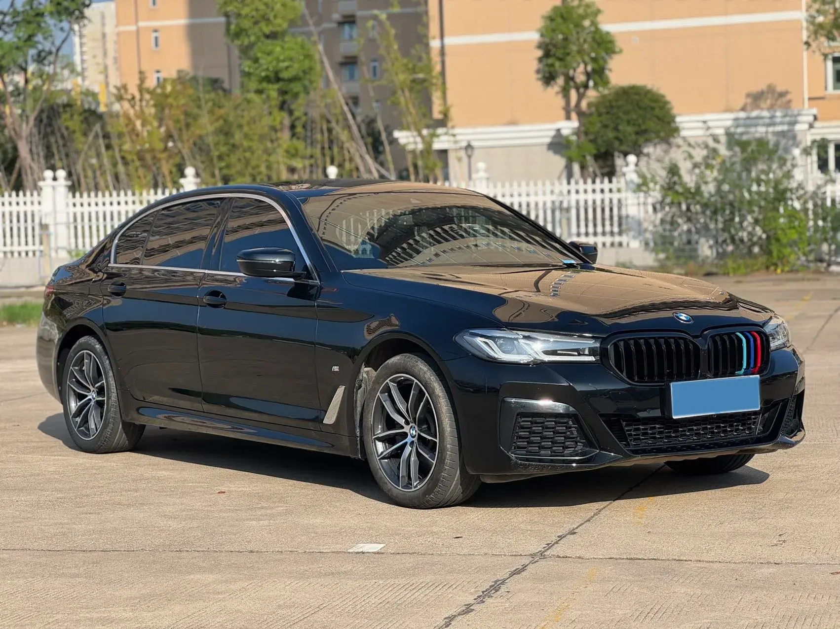 2021 BMW 5 thumbnail 3