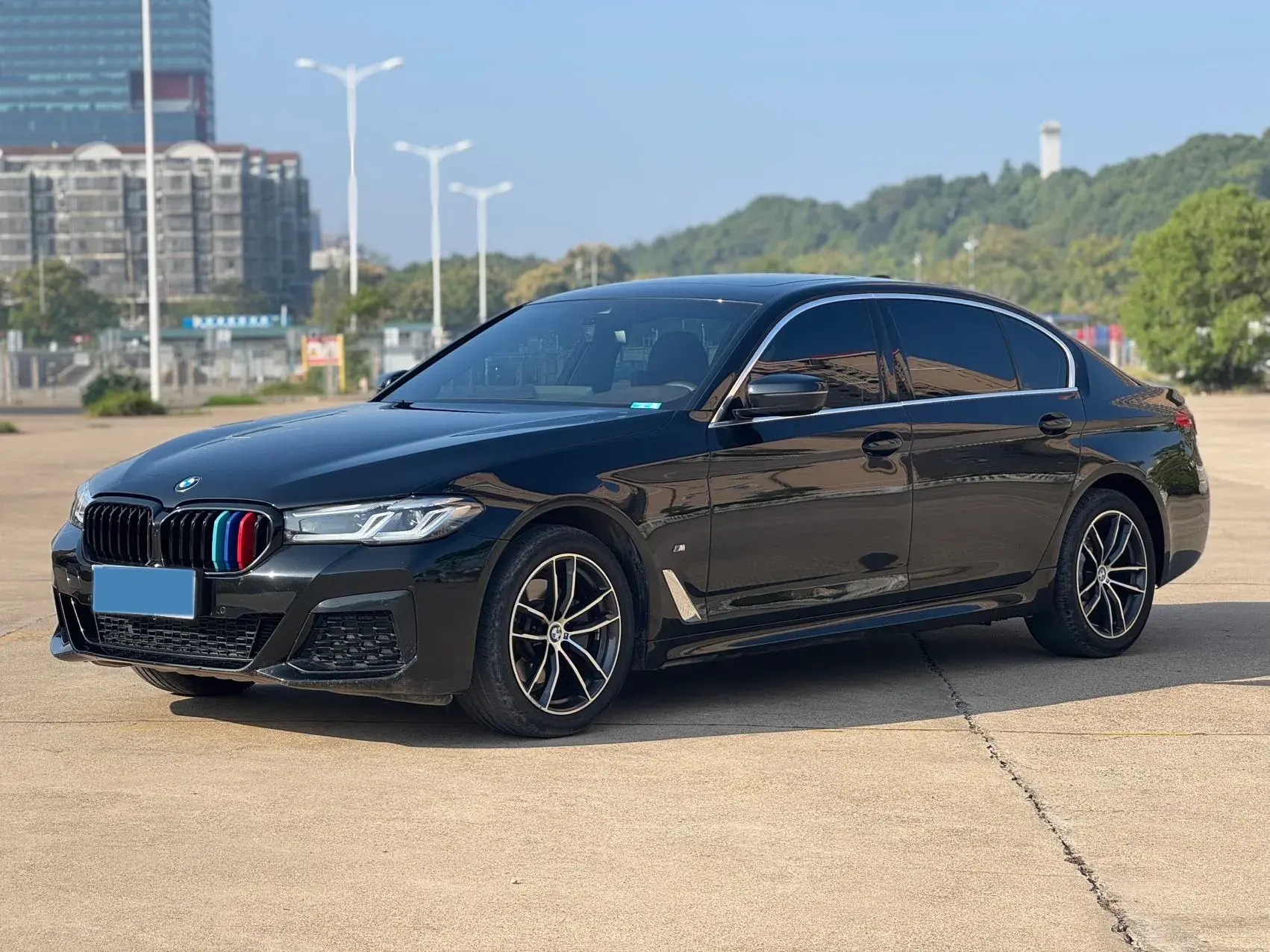 2021 BMW 5 view 1