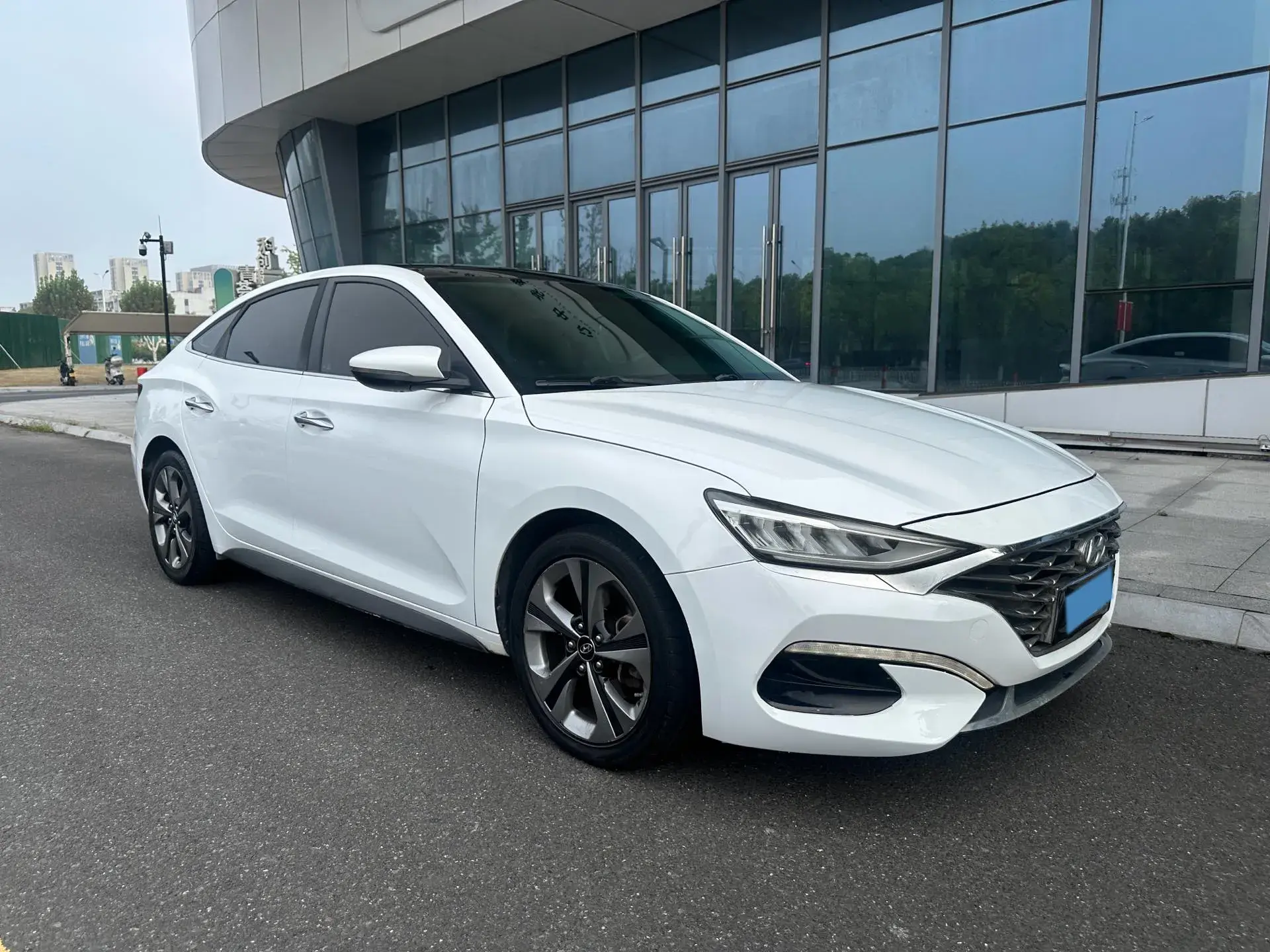 2019 HYUNDAI LA thumbnail 3