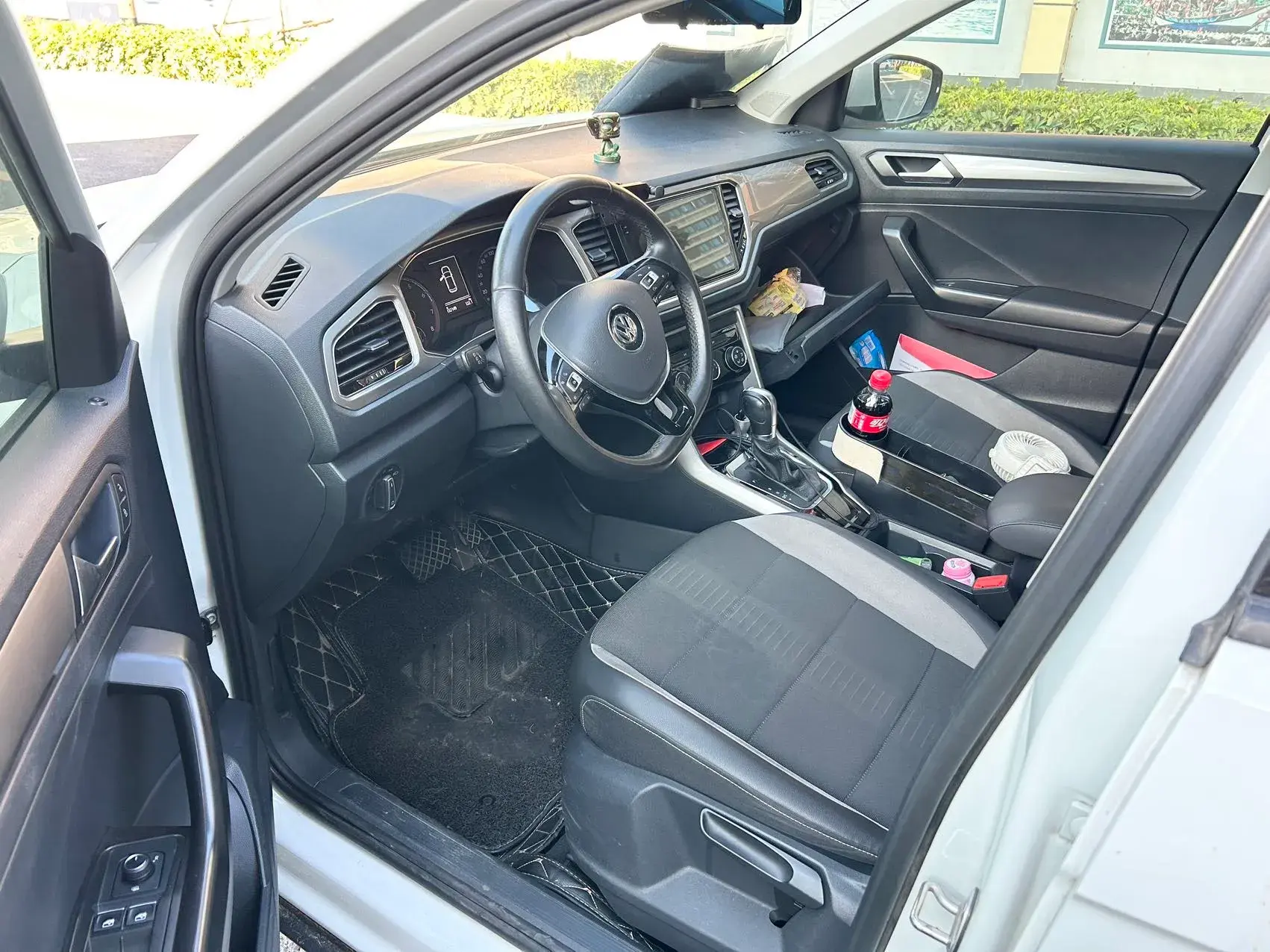 2019 VOLKSWAGEN T-ROC thumbnail 4