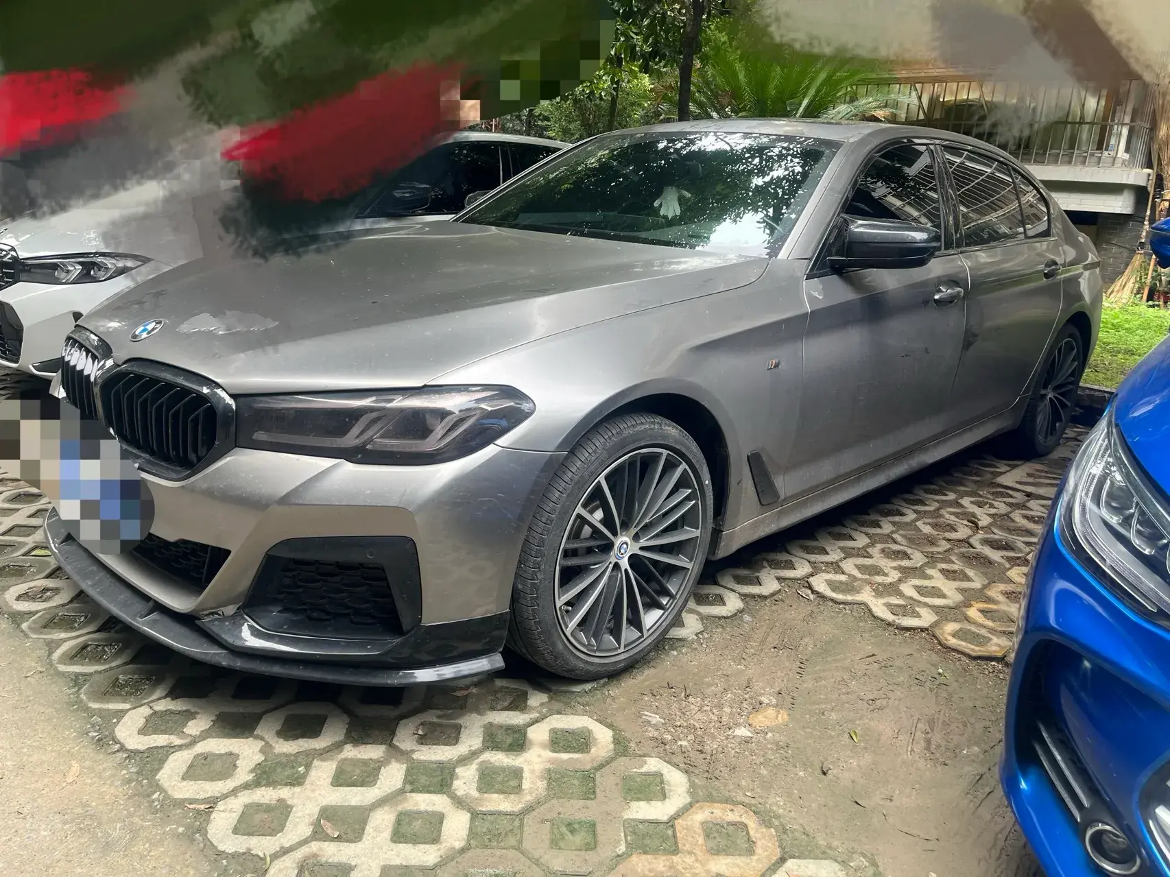 2022 BMW 5 view 1