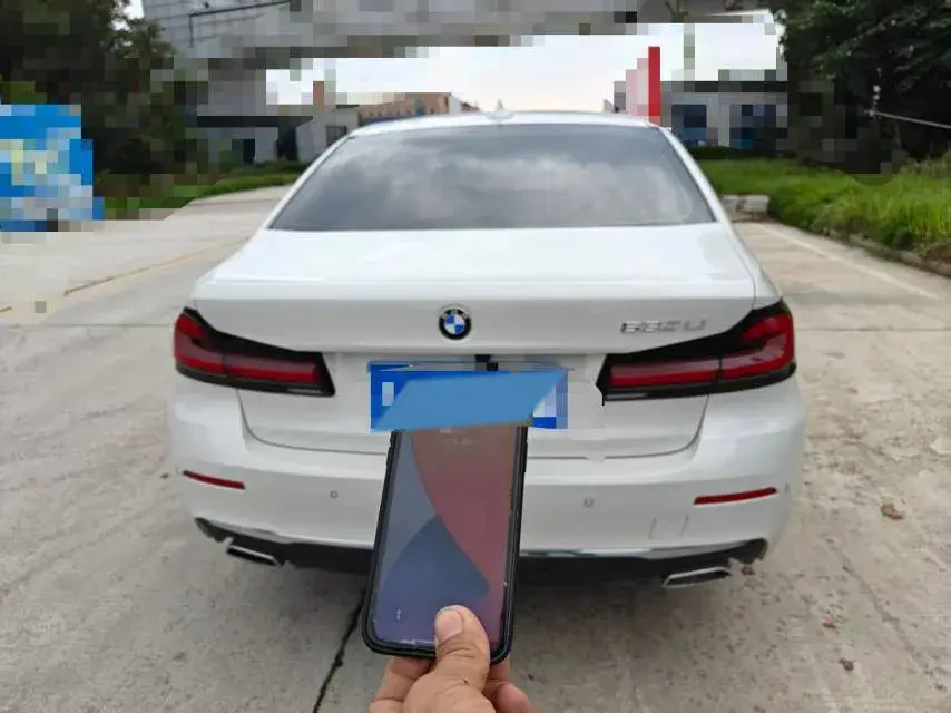 2023 BMW 5 thumbnail 3