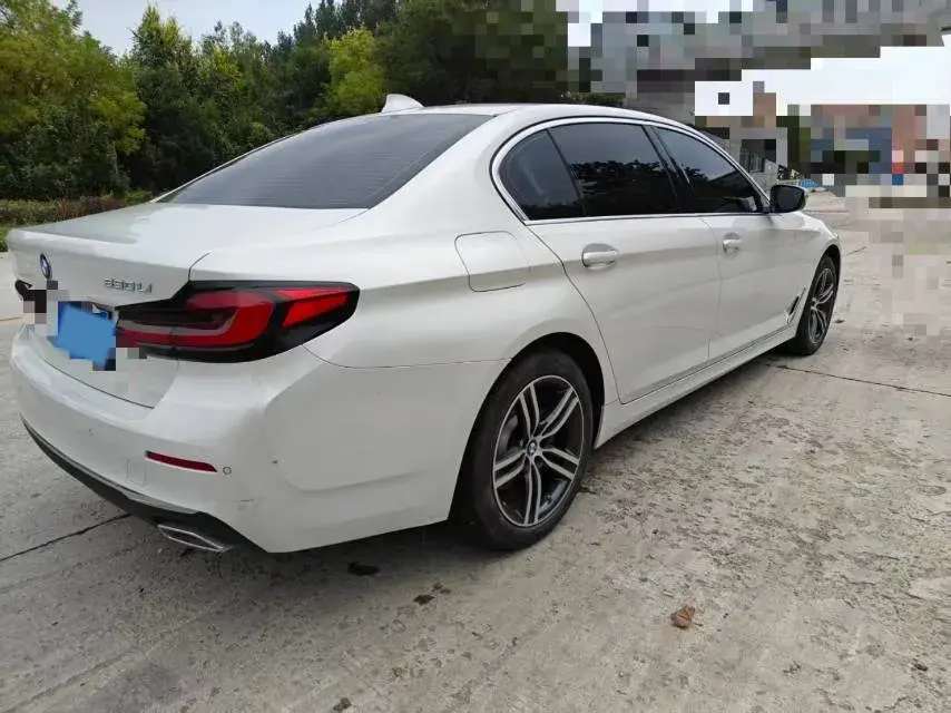 2023 BMW 5 thumbnail 4