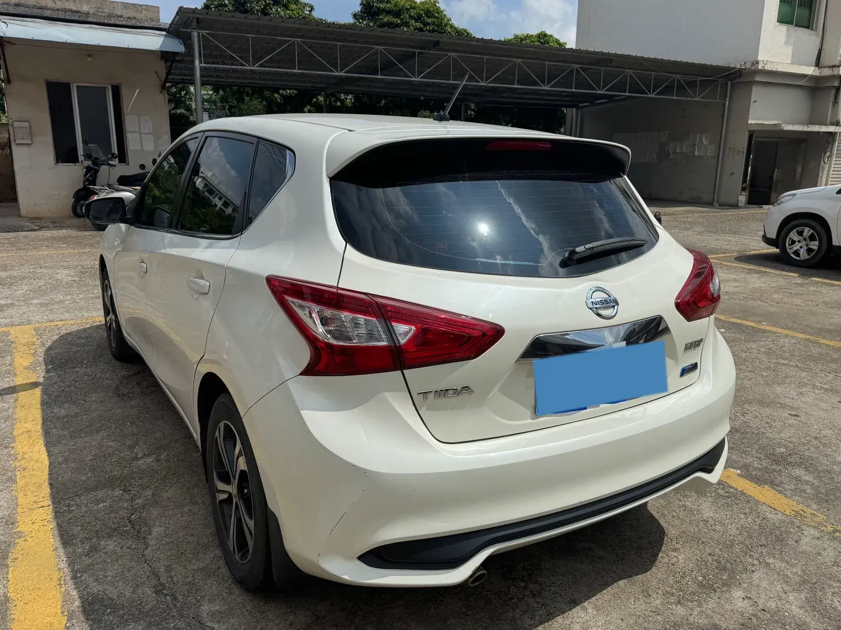 2019 NISSAN TIIDA thumbnail 4