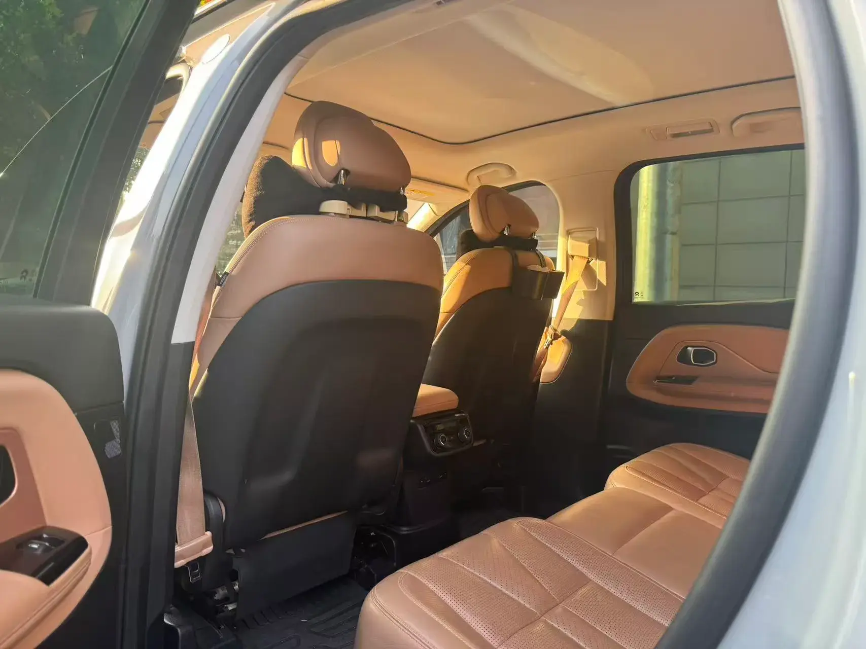 2018 NIO ES8 thumbnail 4