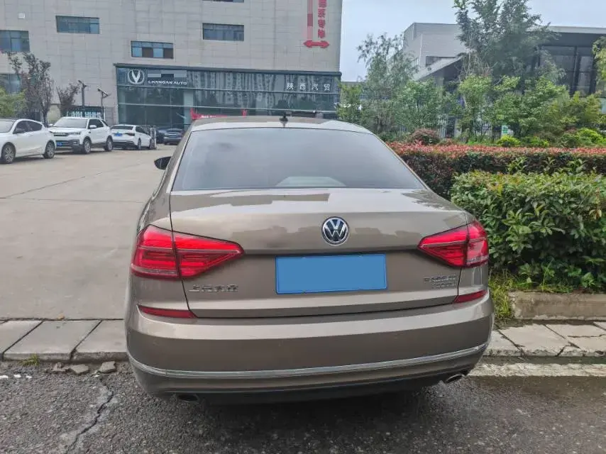 2017 VOLKSWAGEN PASSAT thumbnail 4