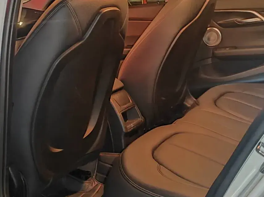 2022 BMW 1 thumbnail 4