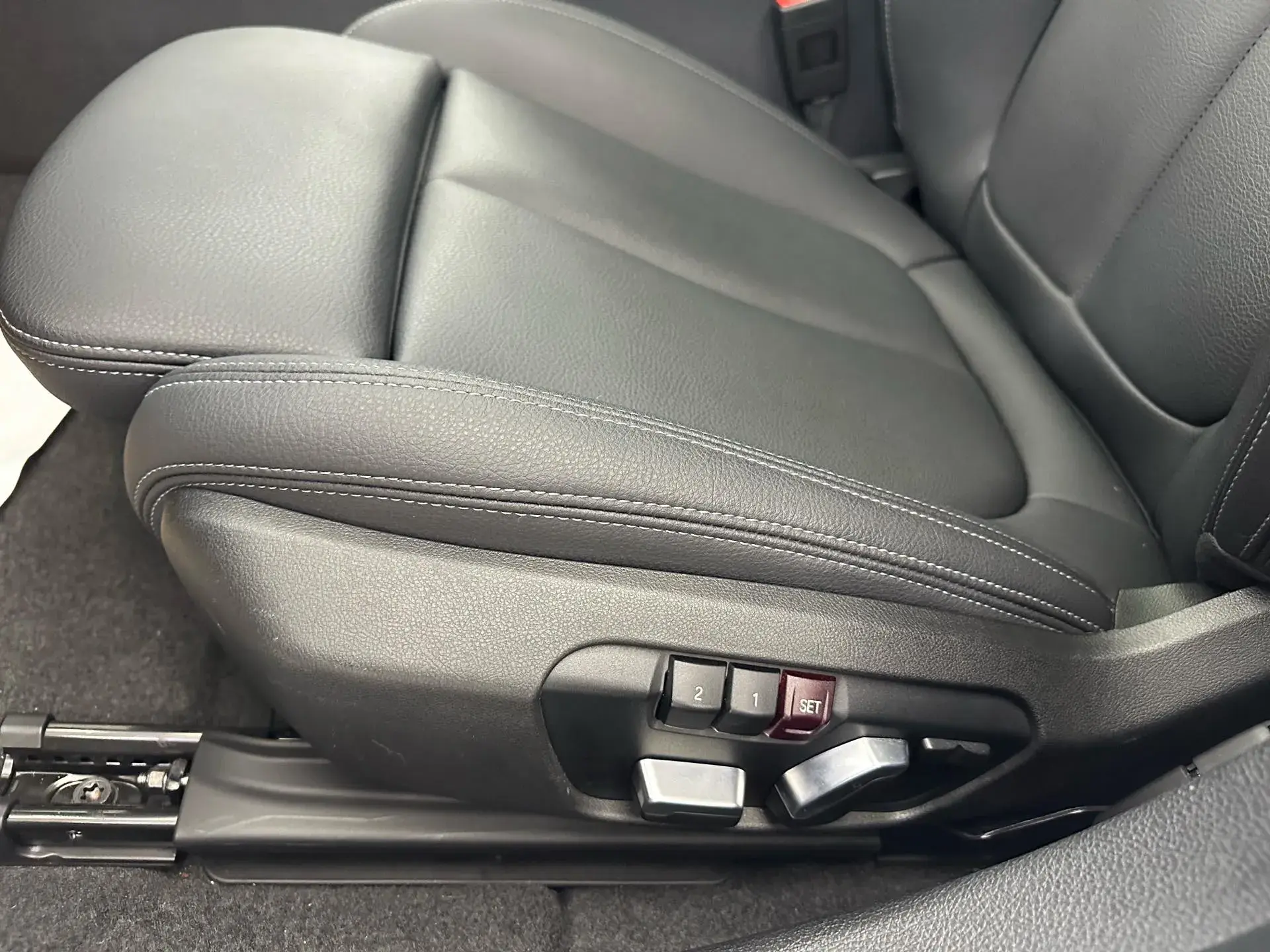 2021 BMW 1 thumbnail 4