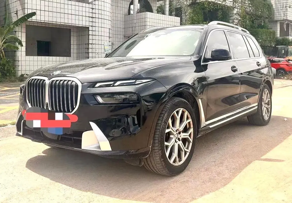 2023 BMW X7 view 1