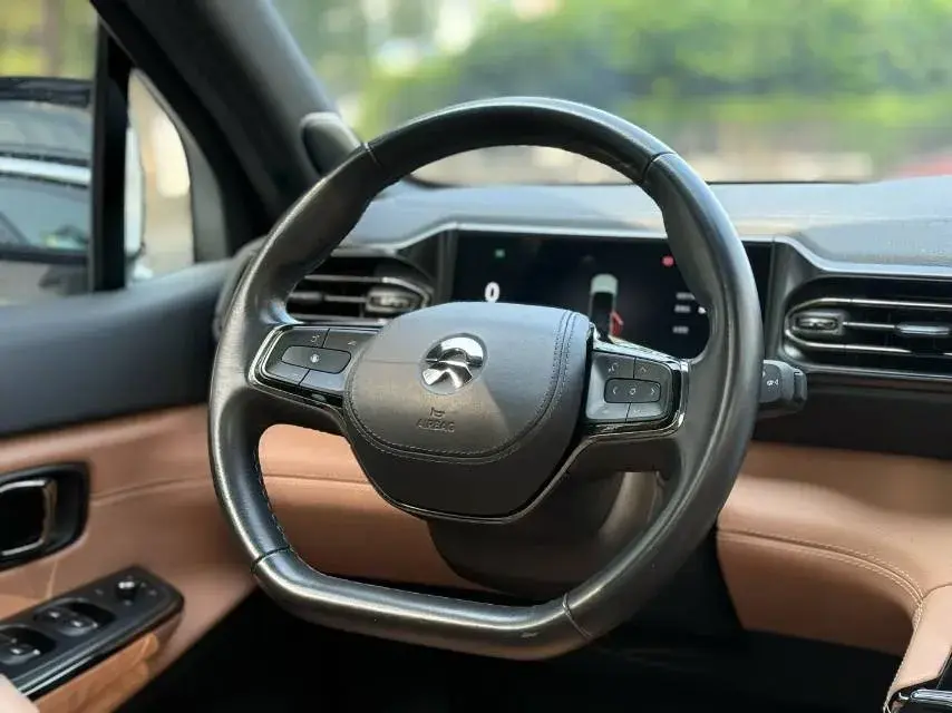 2022 NIO ES8 thumbnail 4