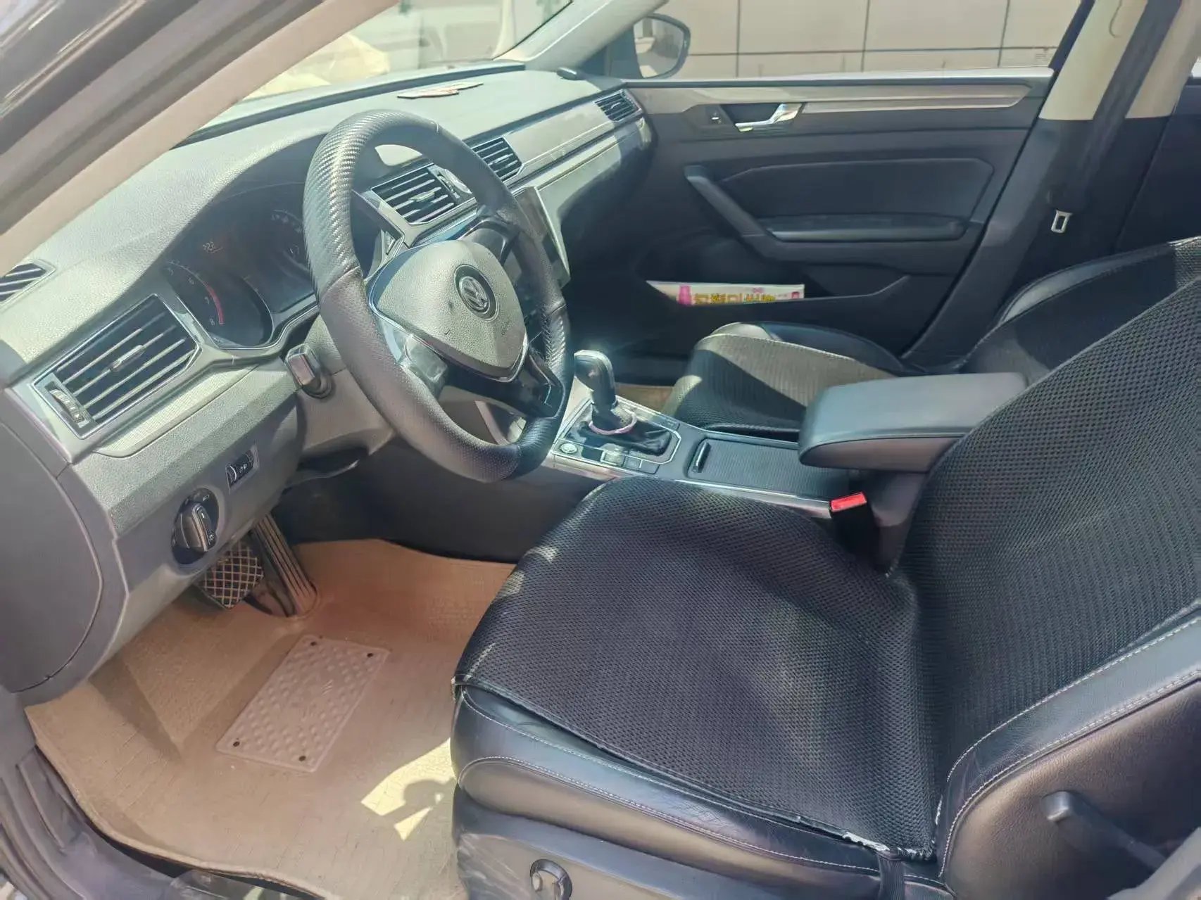 2017 VOLKSWAGEN PASSAT thumbnail 3