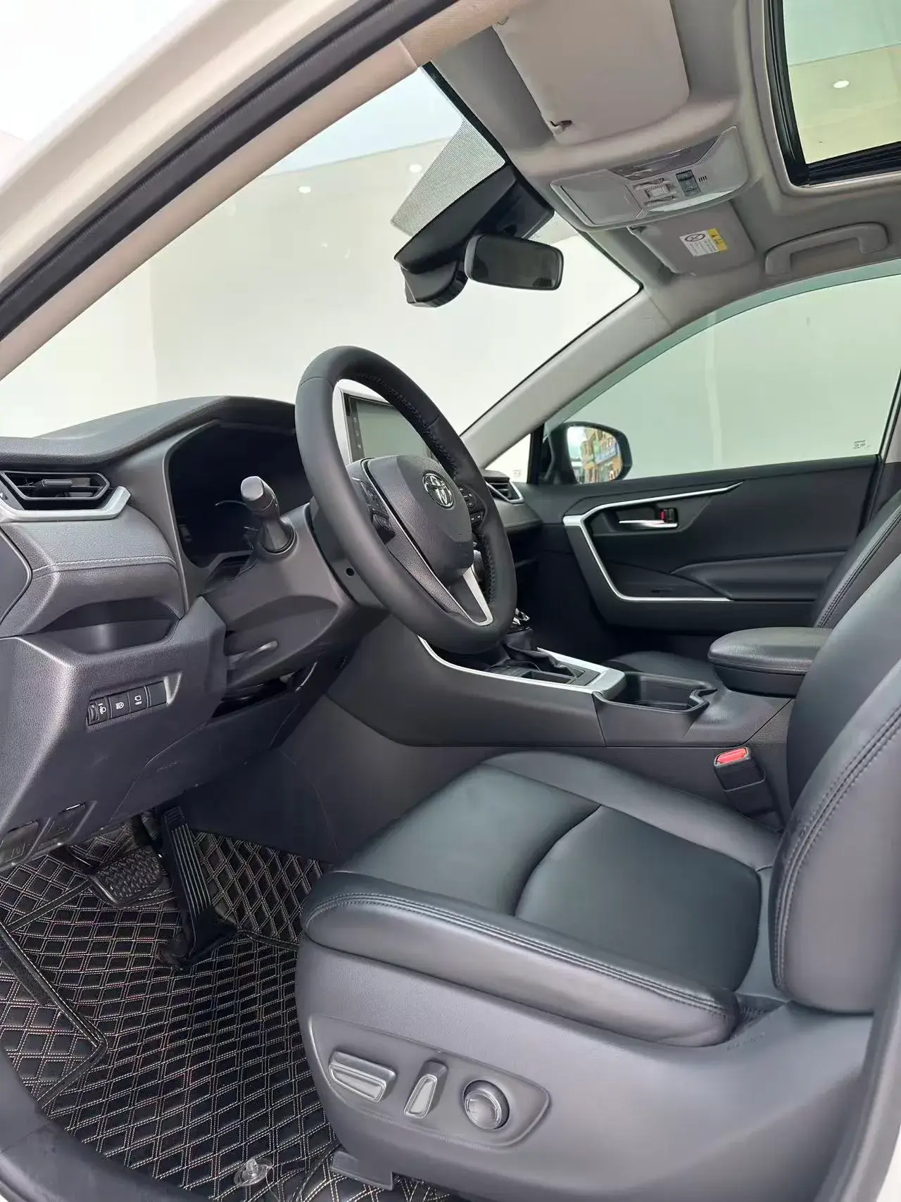 2020 TOYOTA RAV4 thumbnail 4