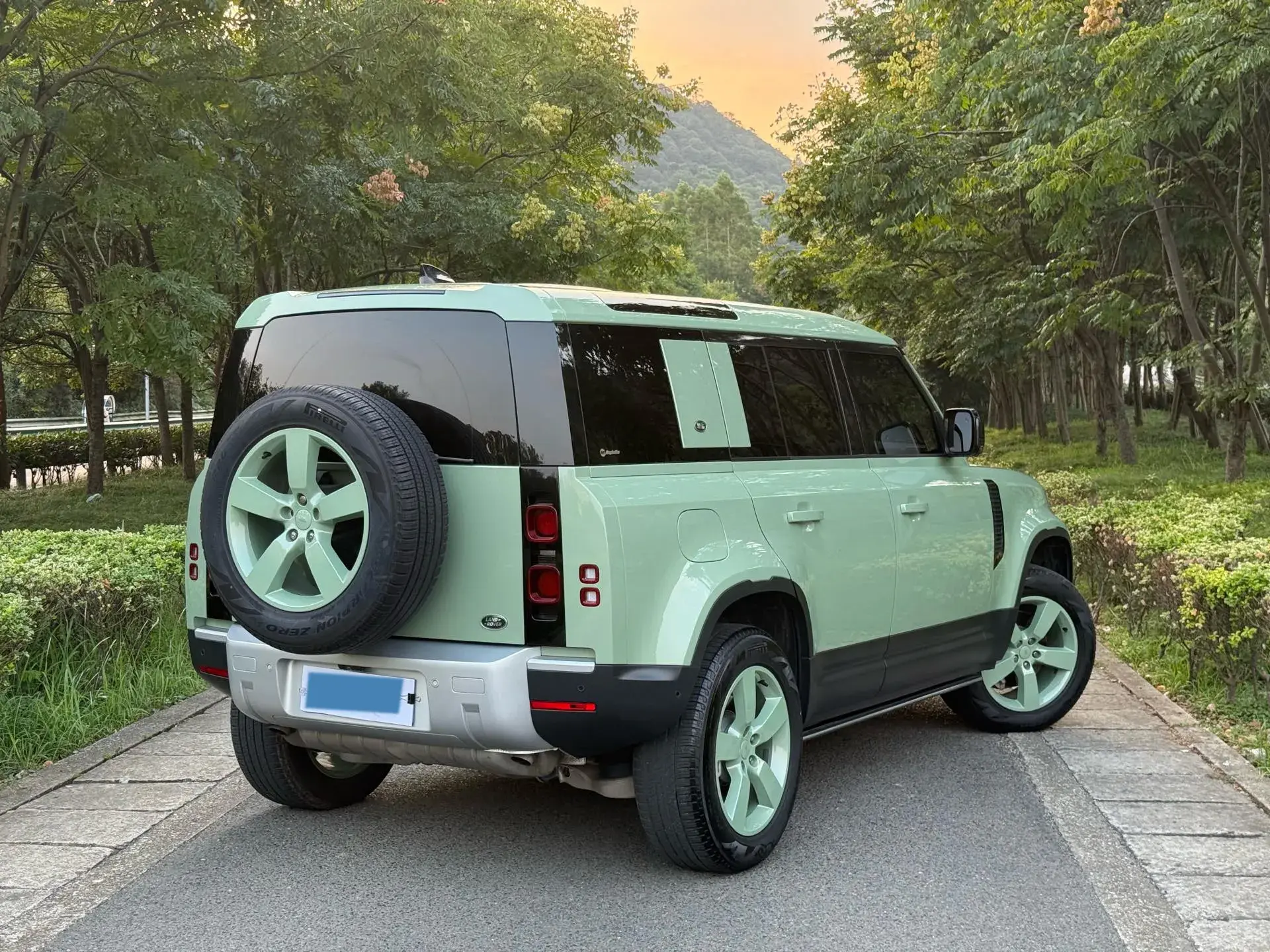 2023 LAND ROVER thumbnail 3