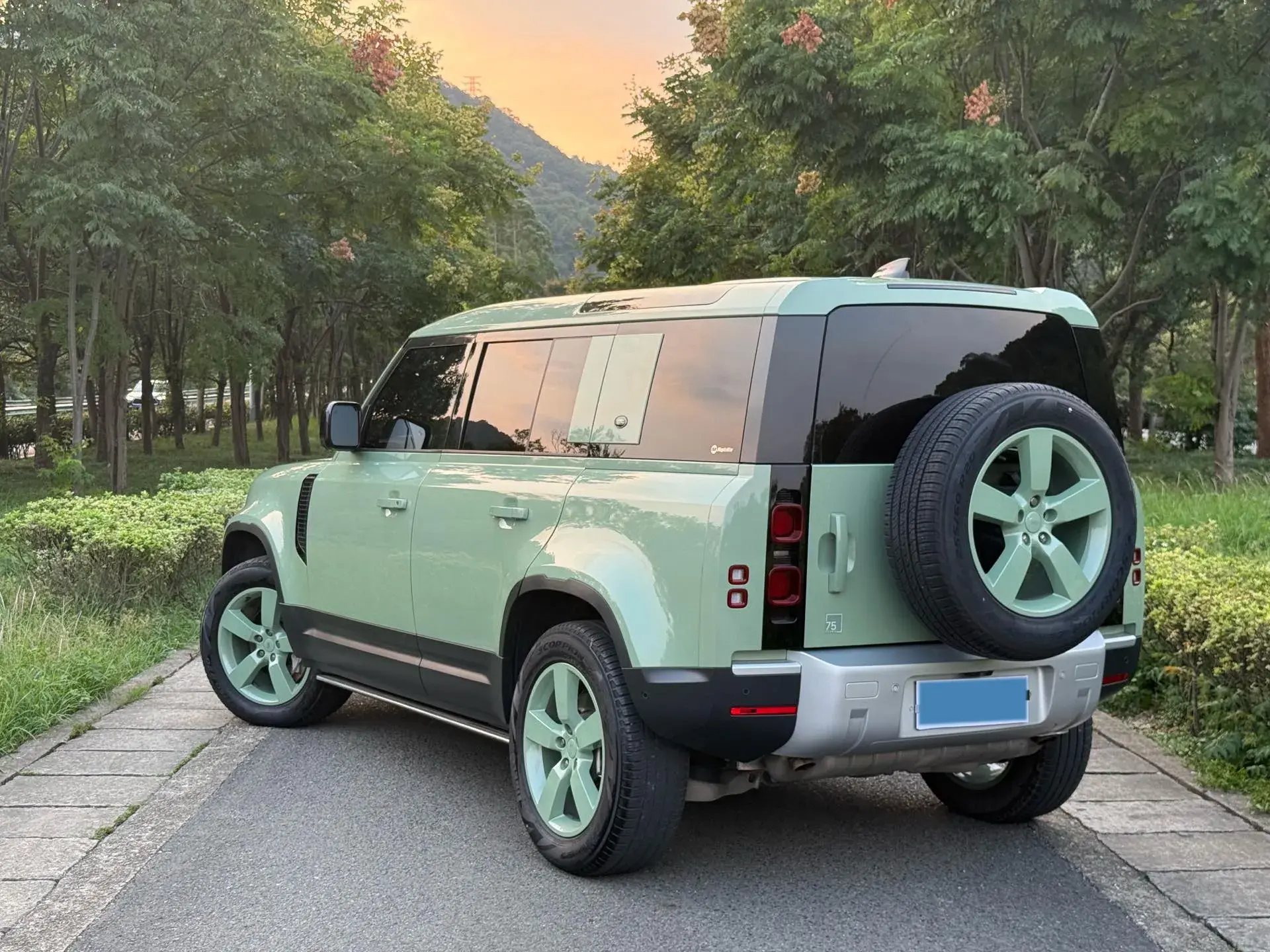 2023 LAND ROVER thumbnail 4
