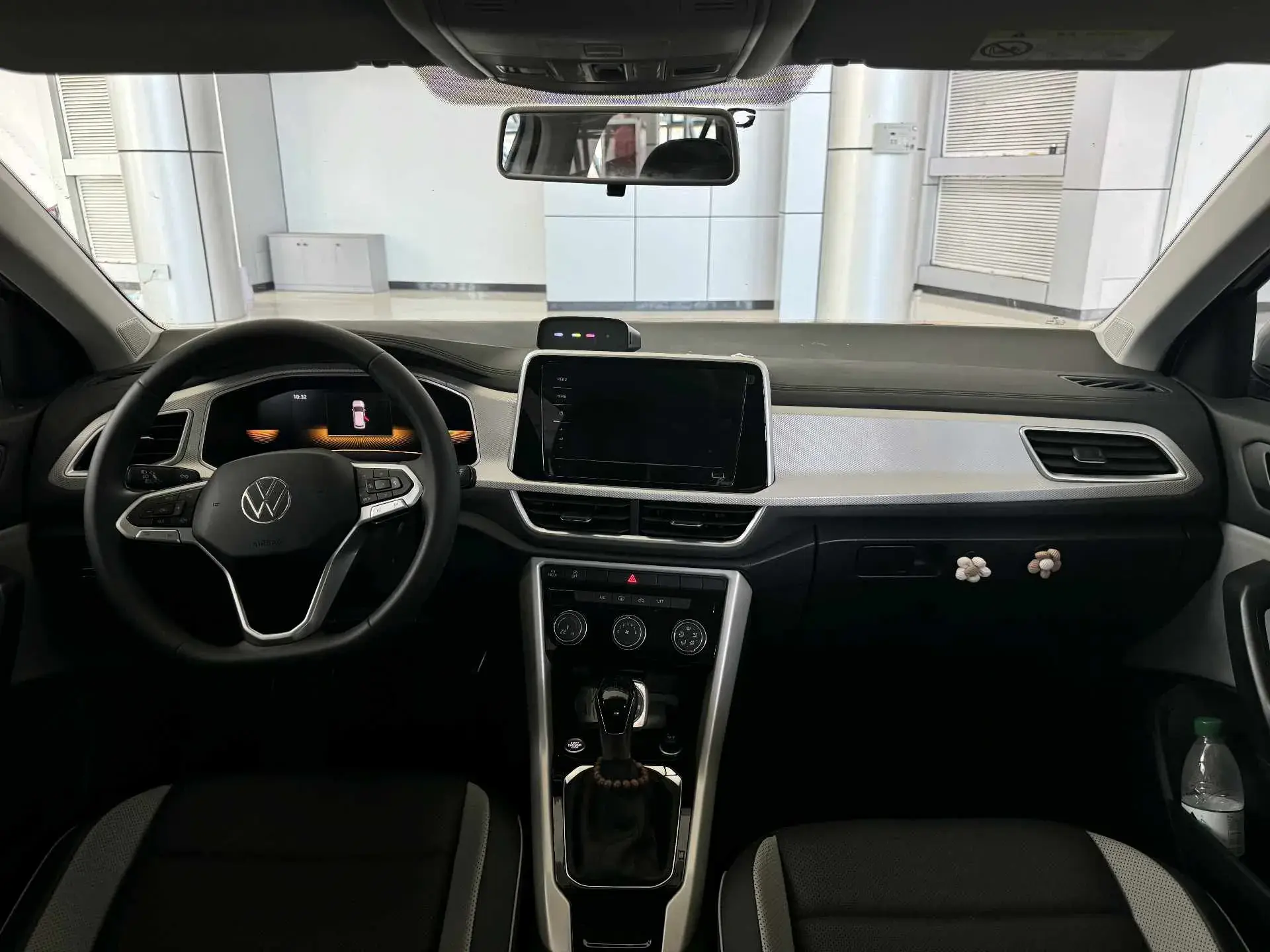 2024 VOLKSWAGEN T-ROC thumbnail 4