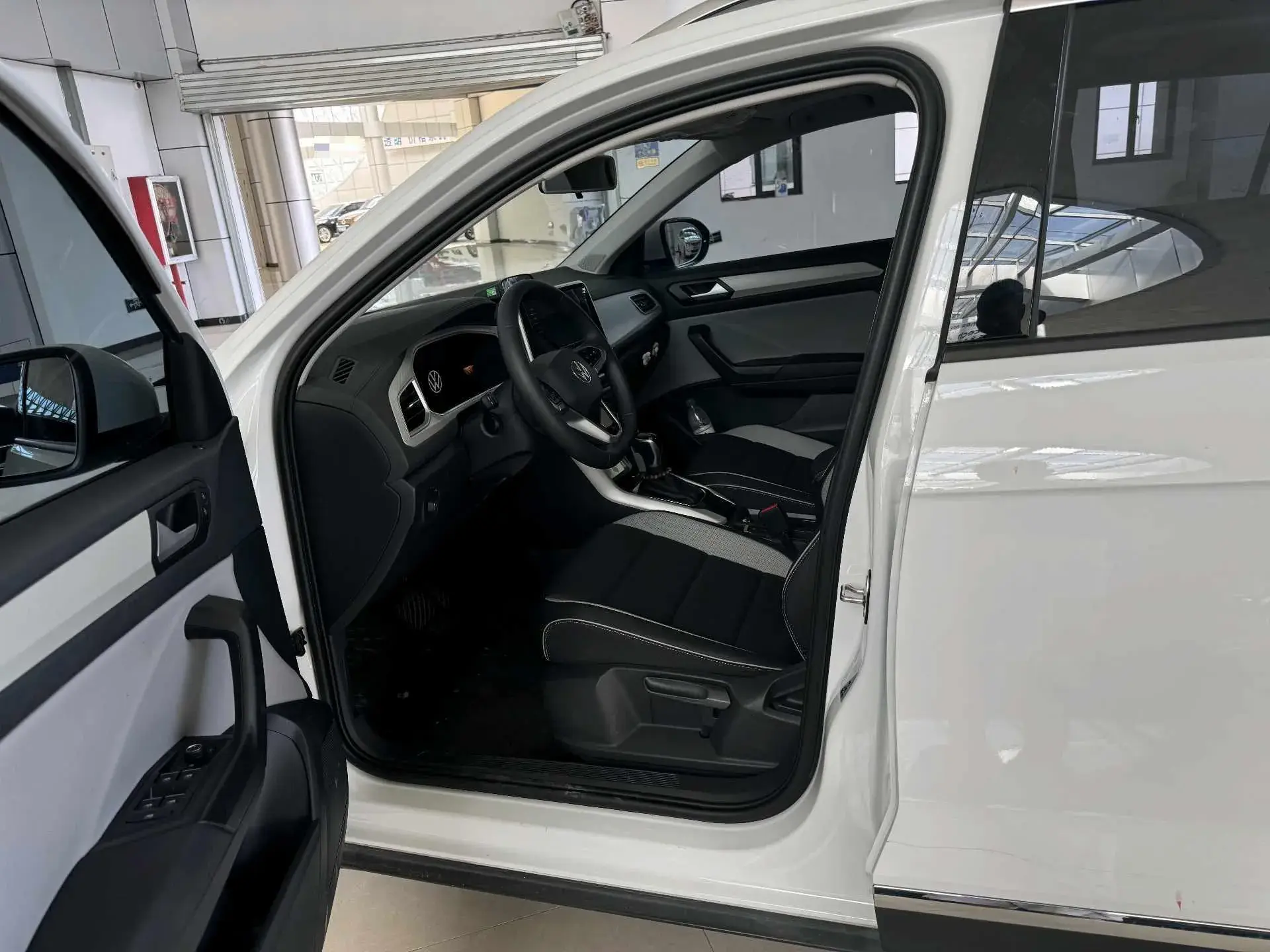 2024 VOLKSWAGEN T-ROC thumbnail 2