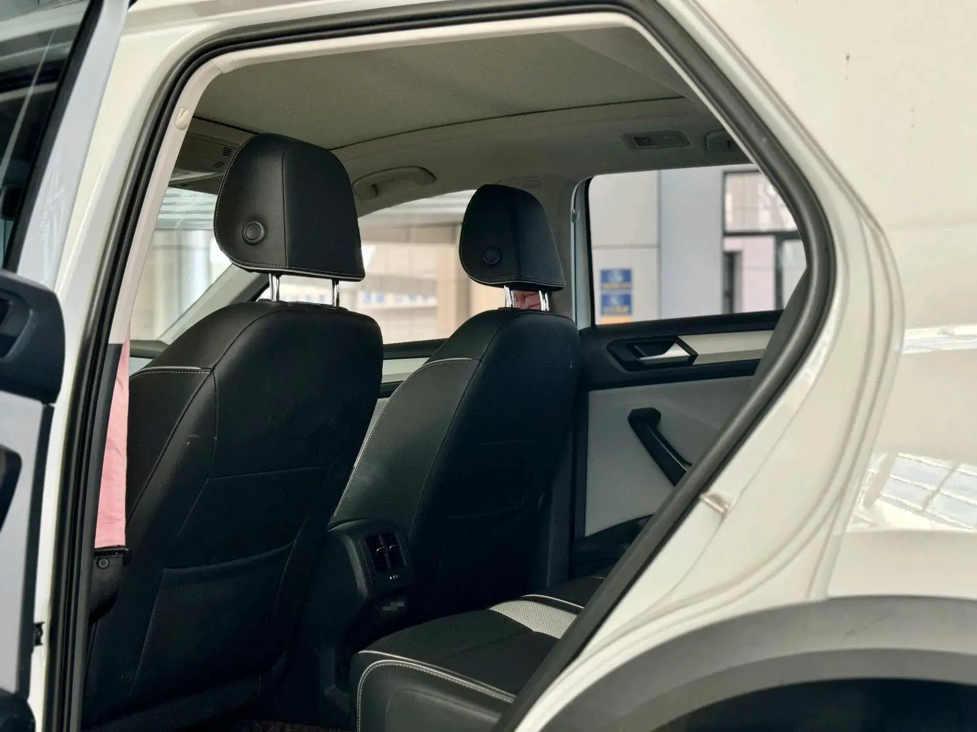 2024 VOLKSWAGEN T-ROC thumbnail 3