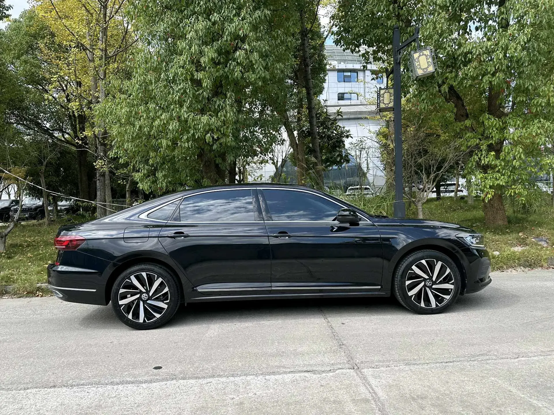 2025 VOLKSWAGEN PASSAT thumbnail 2