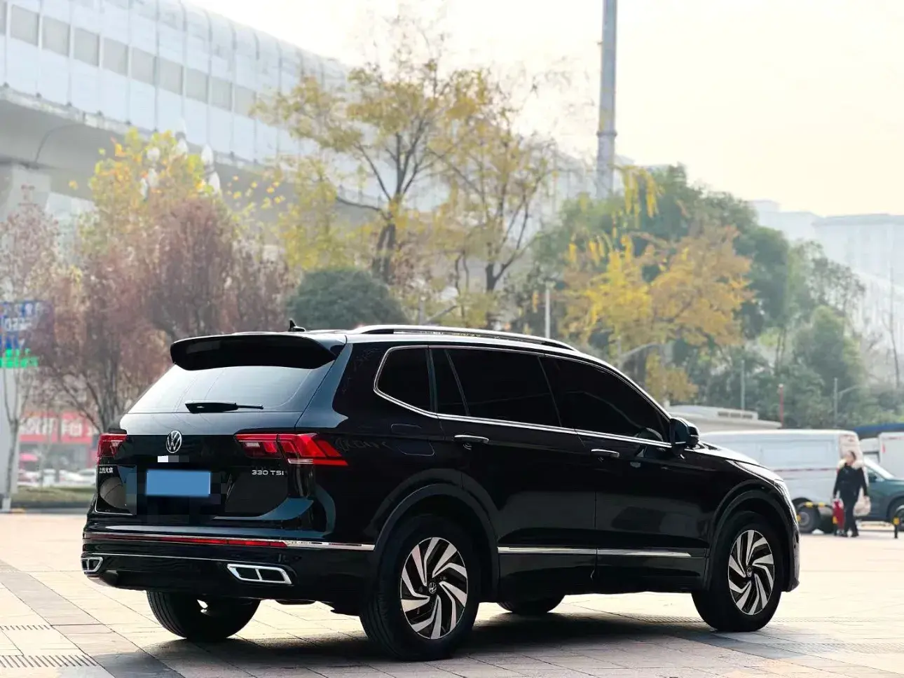 2024 VOLKSWAGEN TIGUAN thumbnail 3