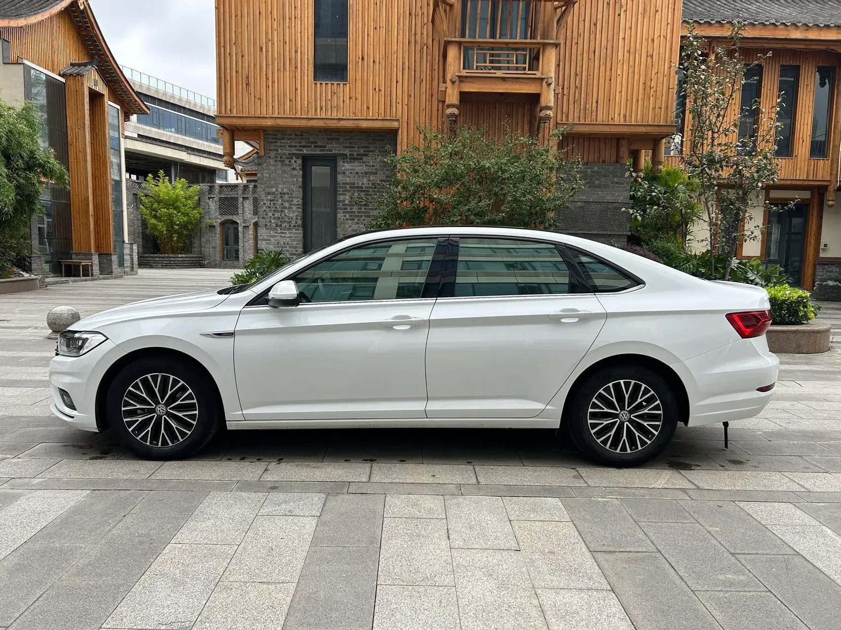 2019 VOLKSWAGEN SAGITAR thumbnail 3