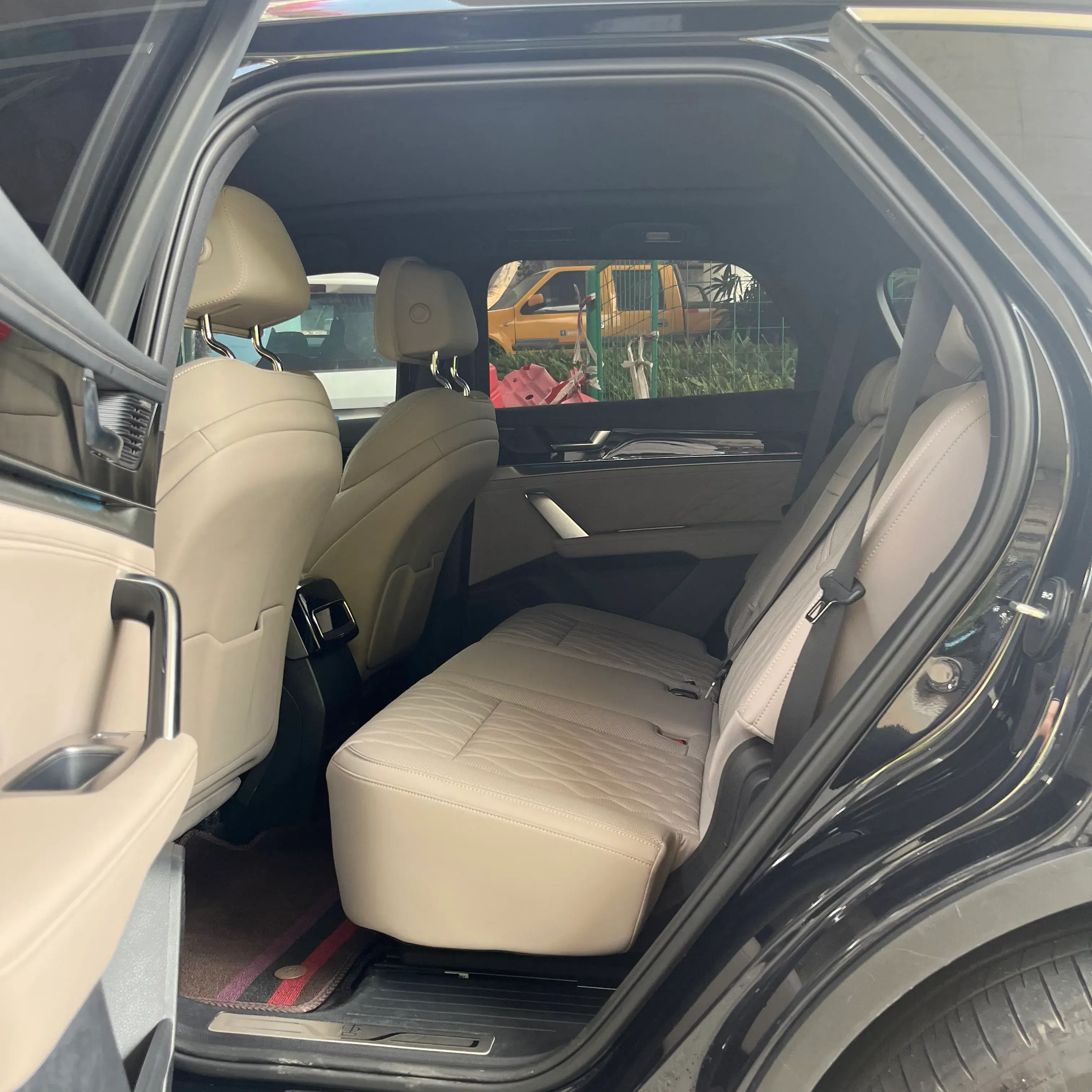 2024 BYD TANG thumbnail 3