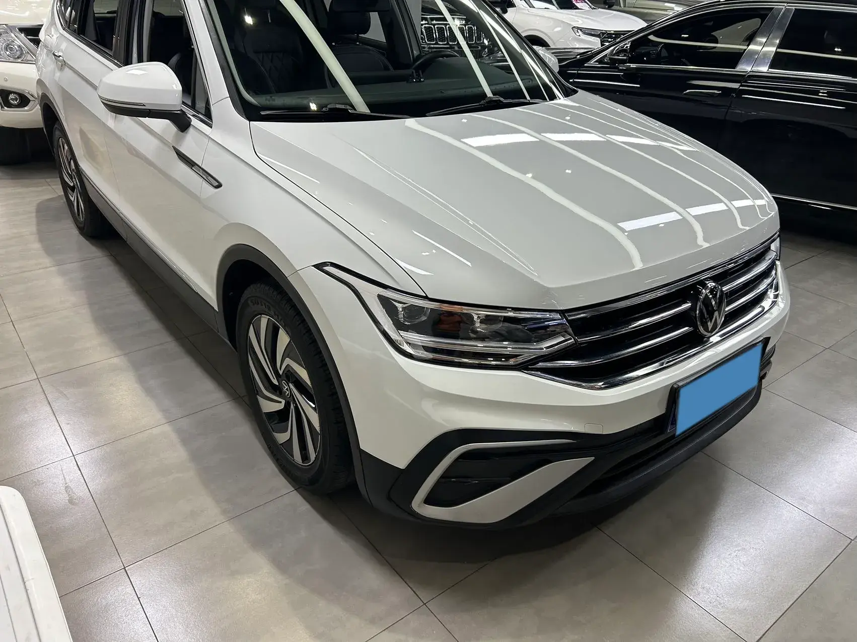 2023 VOLKSWAGEN TIGUAN thumbnail 3