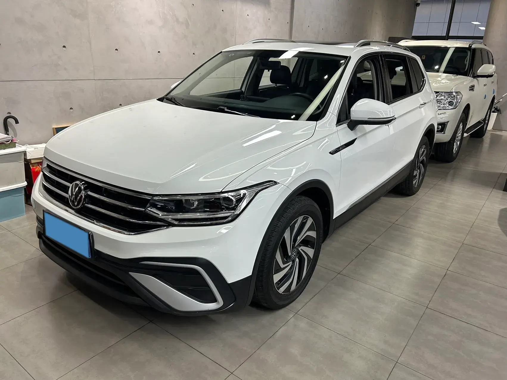 2023 VOLKSWAGEN TIGUAN view 1