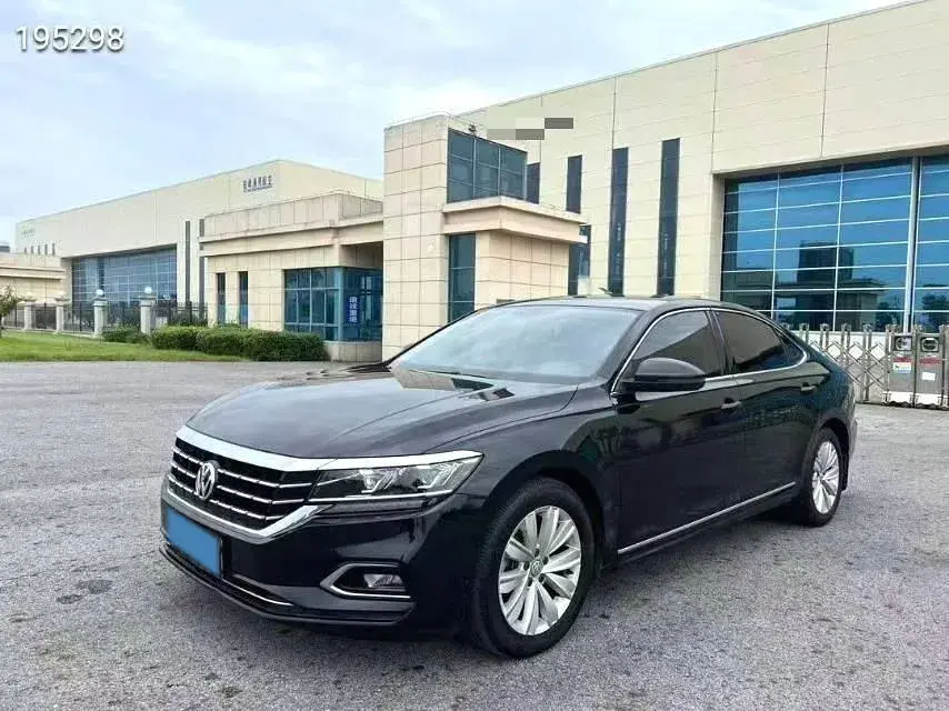 2020 VOLKSWAGEN PASSAT view 1