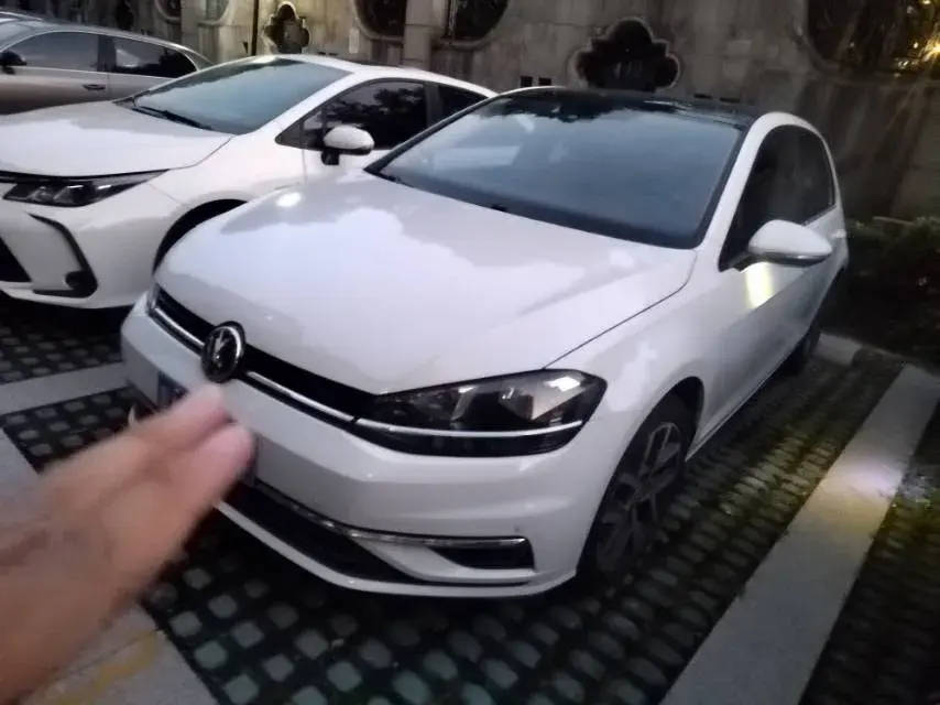 2018 VOLKSWAGEN GOLF view 1