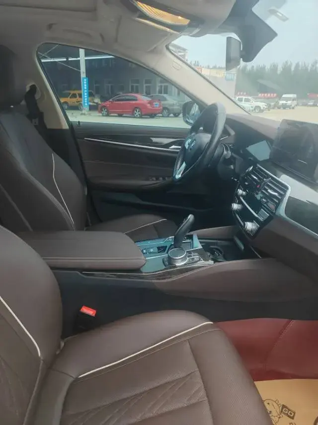 2021 BMW 5 thumbnail 4