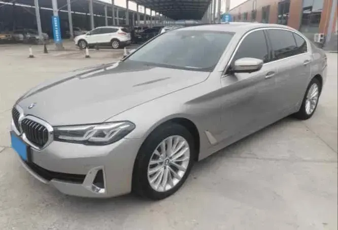 2021 BMW 5 view 1