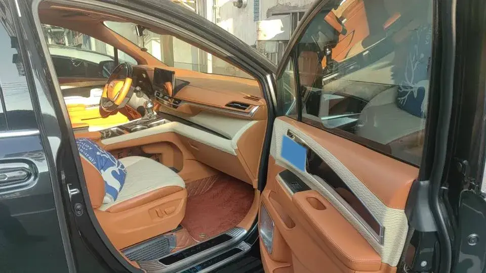 2023 TOYOTA GRANVIA thumbnail 3