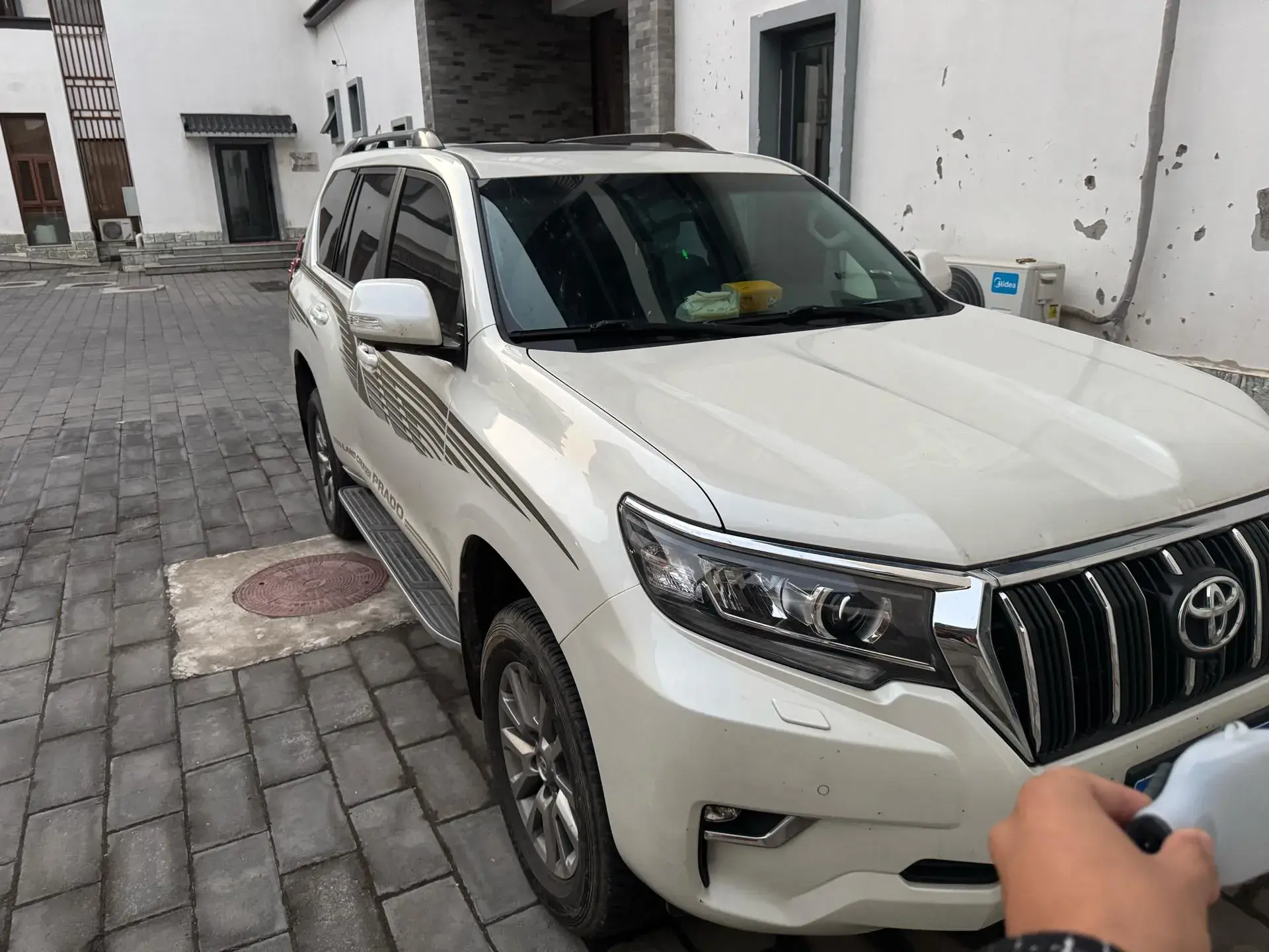 2019 TOYOTA LAND thumbnail 3