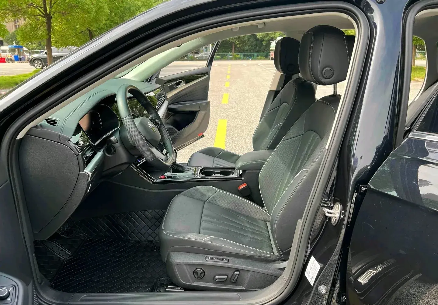 2024 VOLKSWAGEN PASSAT thumbnail 4