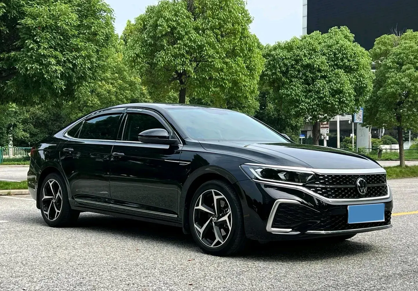 2024 VOLKSWAGEN PASSAT thumbnail 3