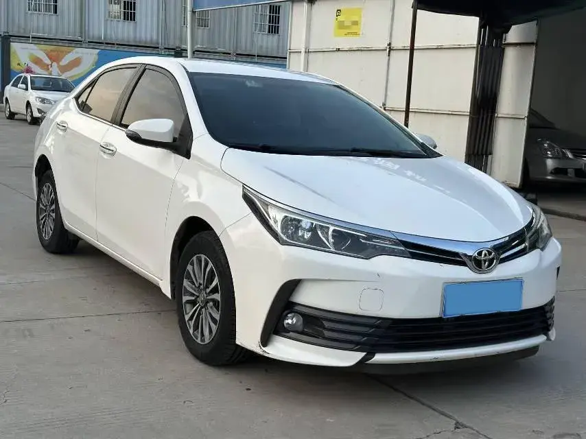 2018 TOYOTA COROLLA thumbnail 3