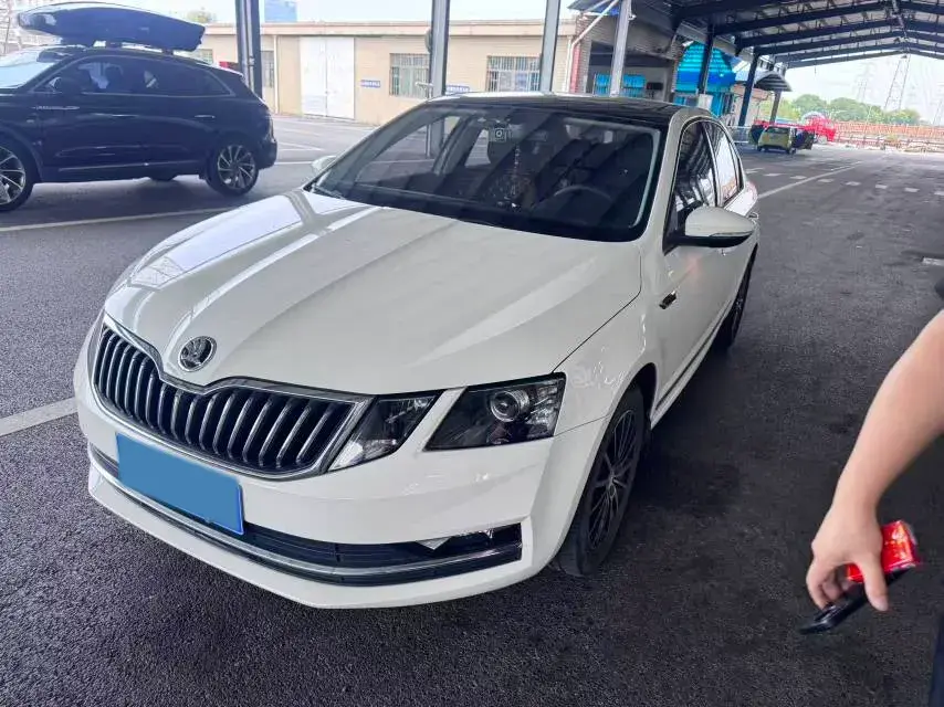 2019 SKODA OCTAVIA view 1