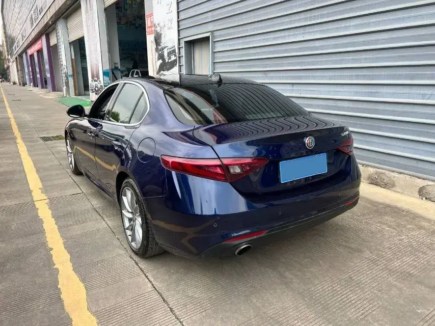 2017 ALFA ROMEO thumbnail 3