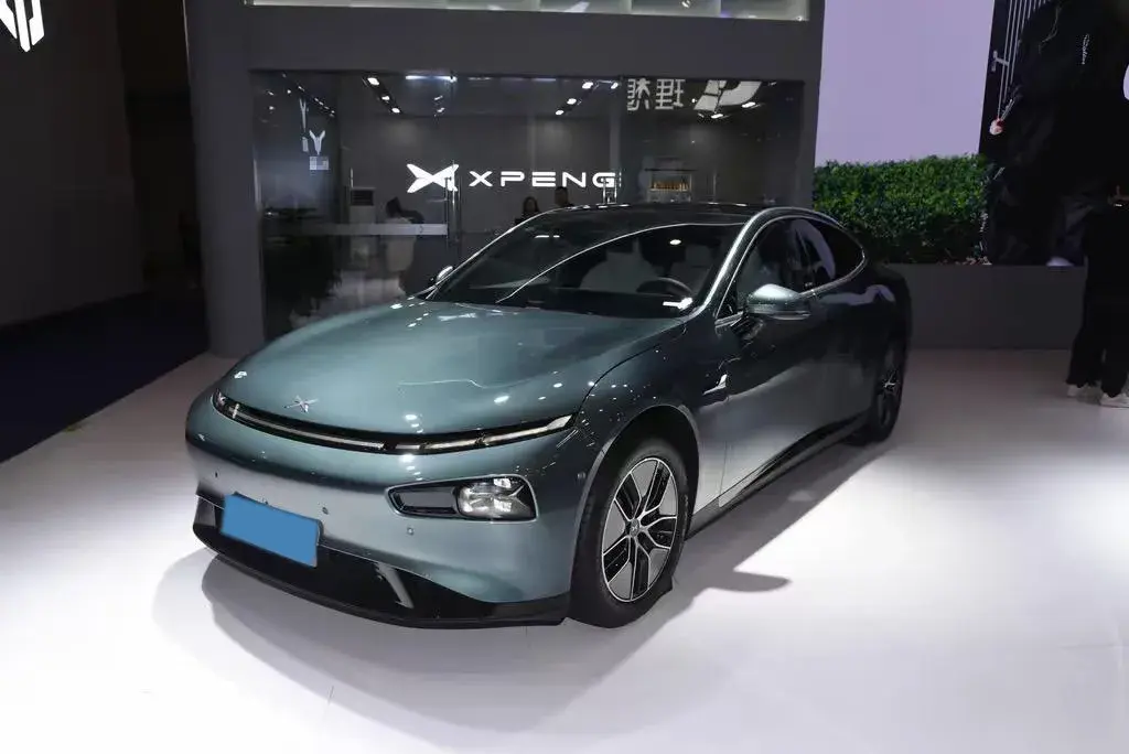 2023 XPENG P7 view 1