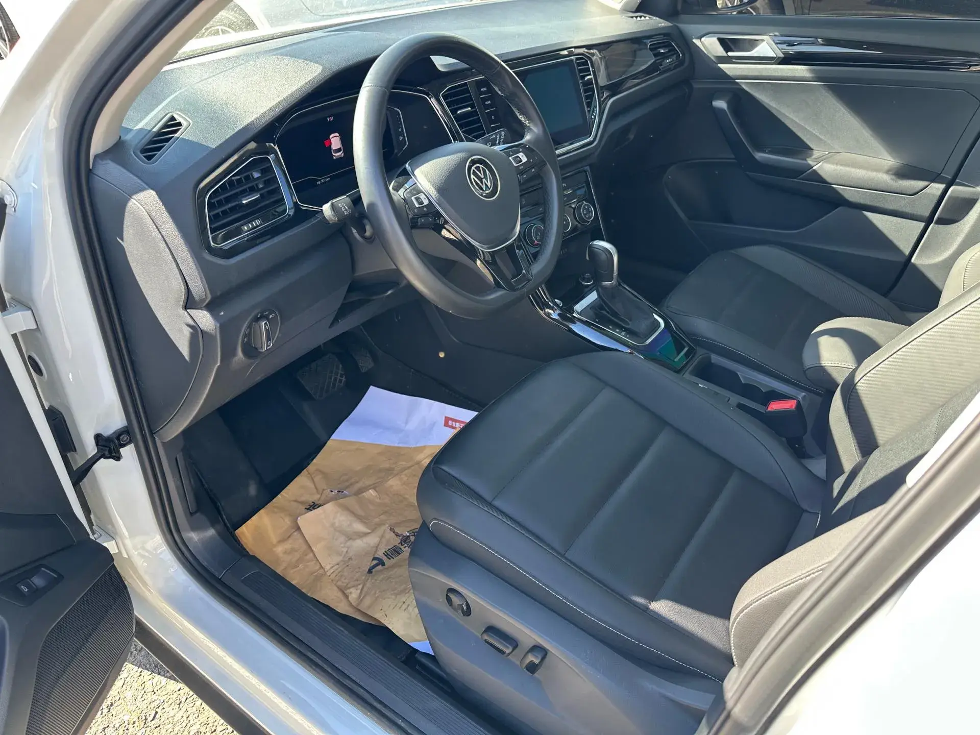 2022 VOLKSWAGEN T-ROC thumbnail 4