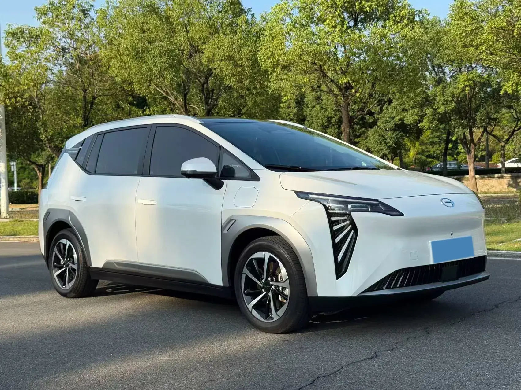 2023 AION Y thumbnail 3