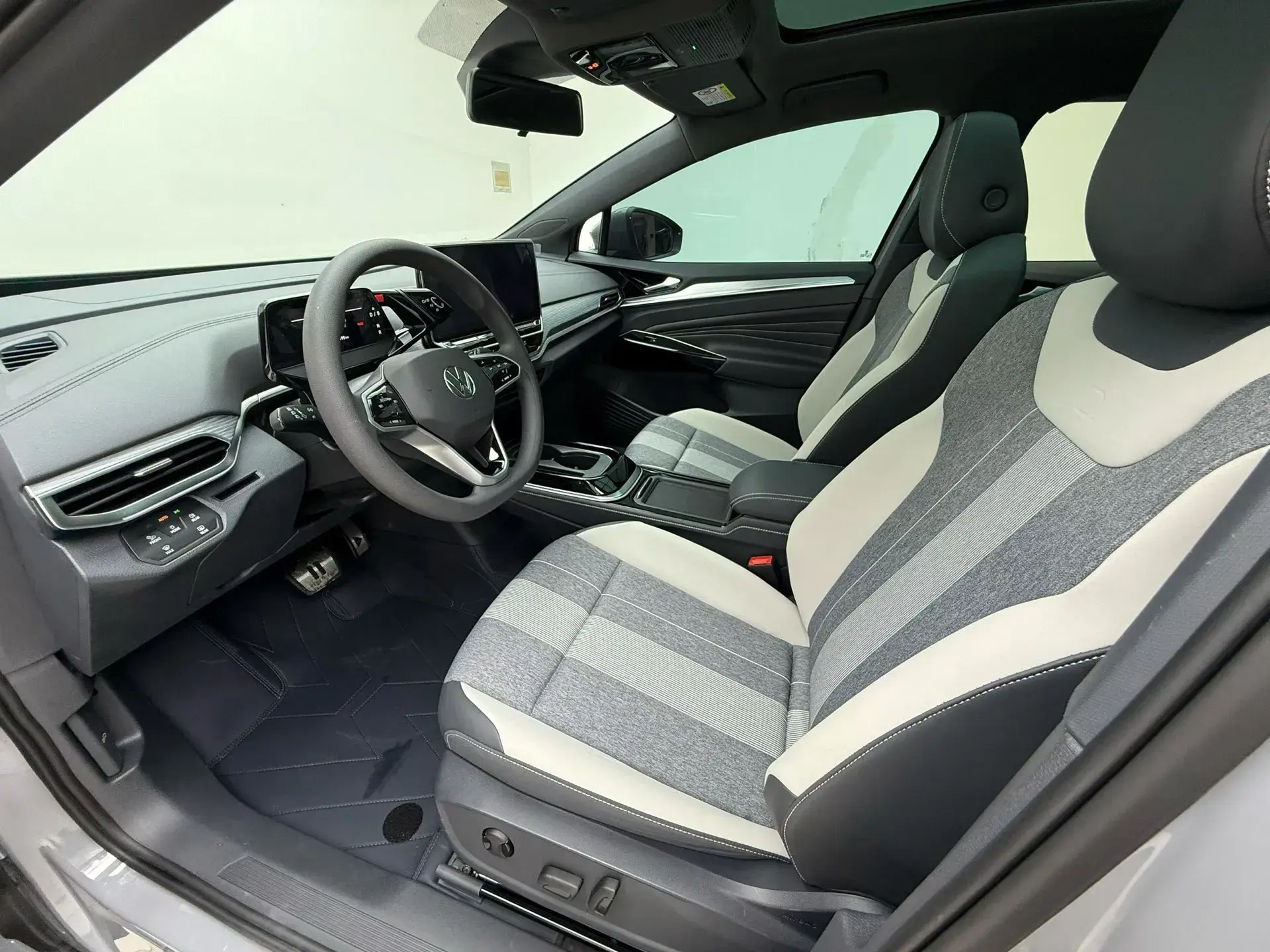 2024 VOLKSWAGEN ID.4 thumbnail 3