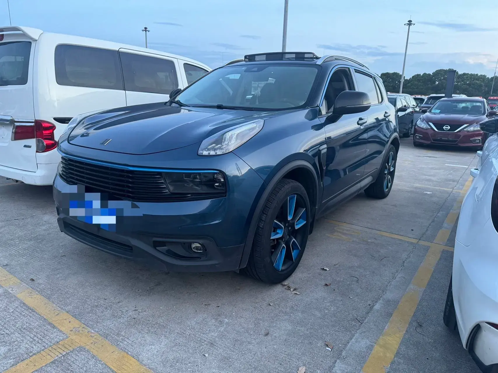 2018 LYNK&CO 01 view 1