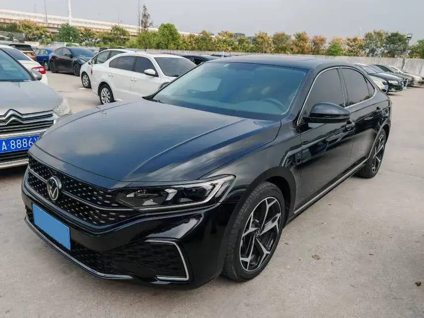 2024 Volkswagen Passat 2.0T 220HP L4 7DCT