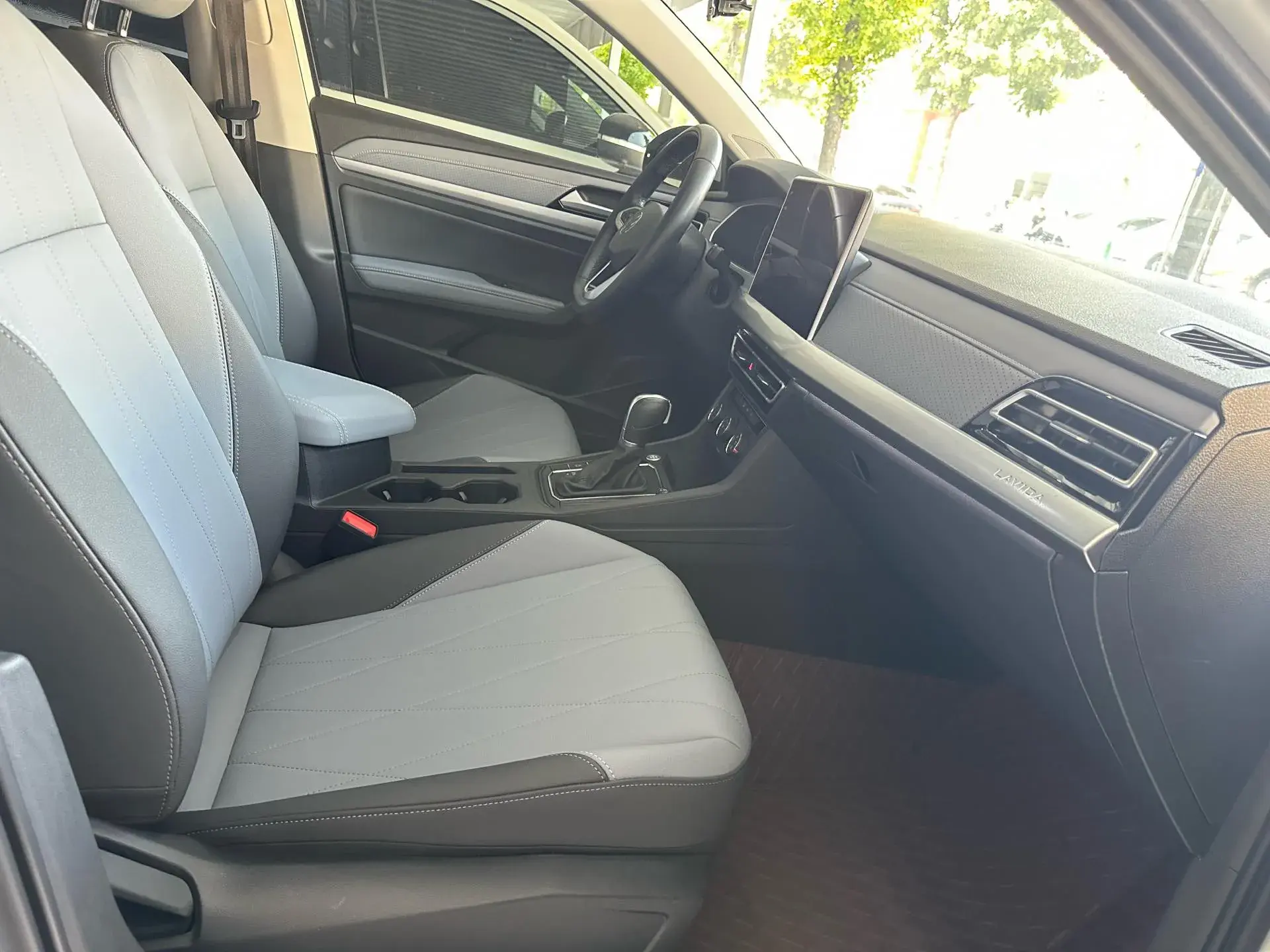 2023 VOLKSWAGEN LAVIDA thumbnail 3