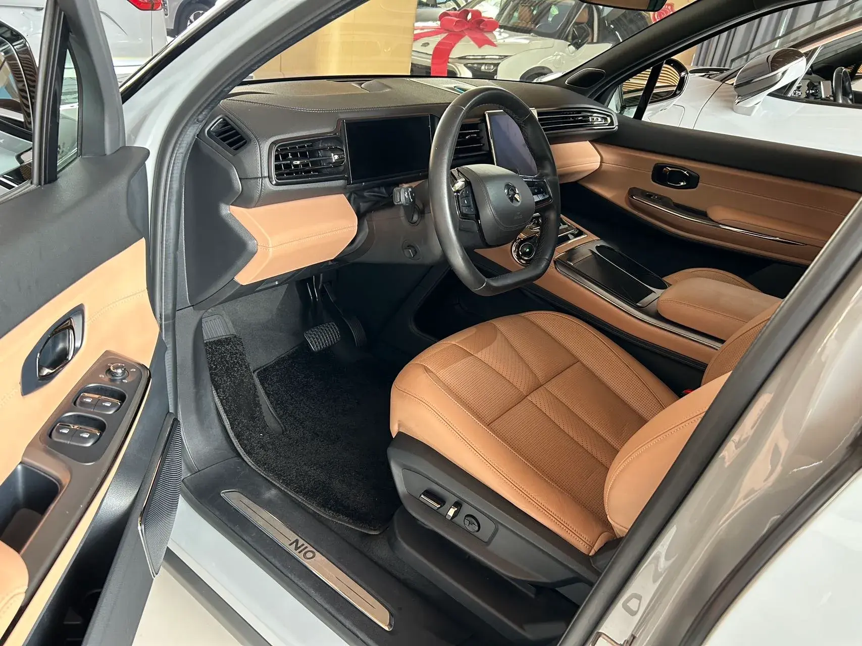 2020 NIO ES8 thumbnail 4